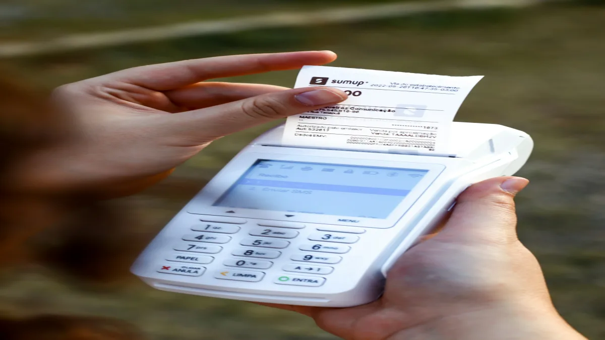 Why a Receipt Scanner Makes Travel Expense Tracking Easier